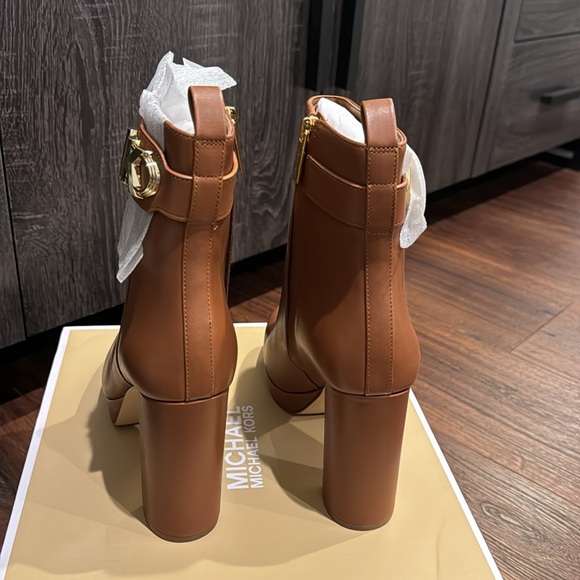 MICHAEL Michael Kors NWT Parker Platform Bootie Leather/ Empire MK Charm. - Picture 3 of 9